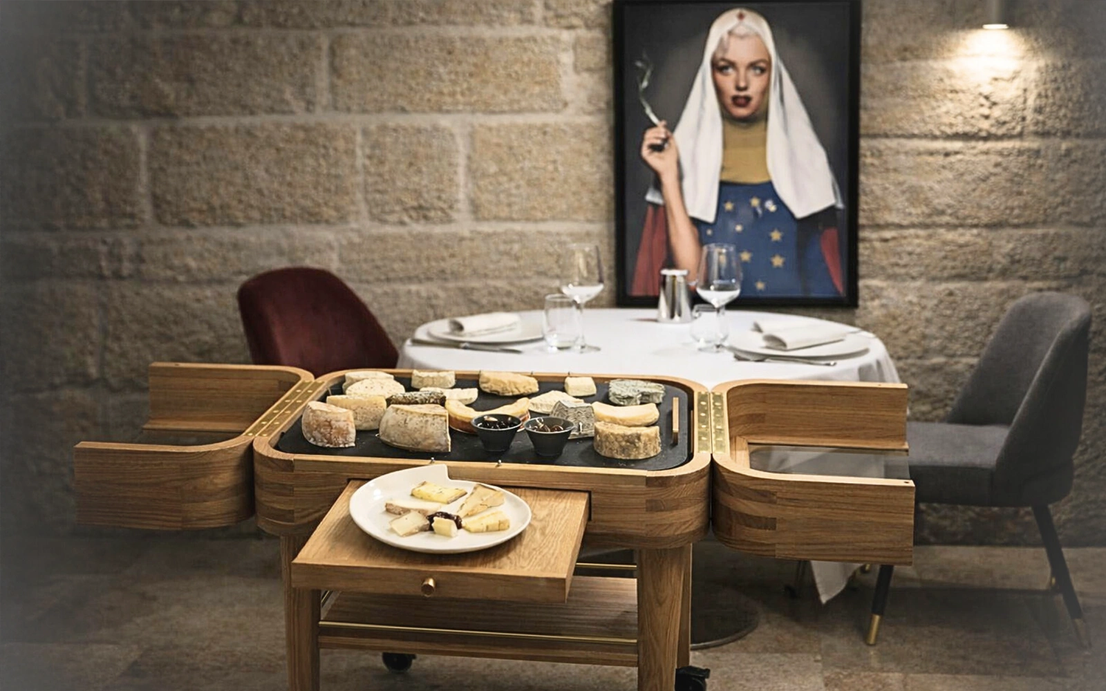 Chariot à fromages sur mesure avec fromages en présentation