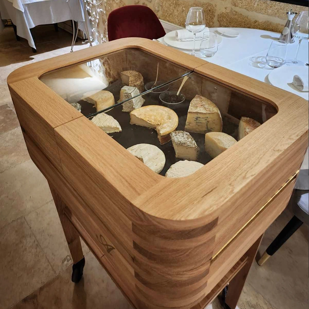 Vue du chariot à fromages avec présentation des fromages