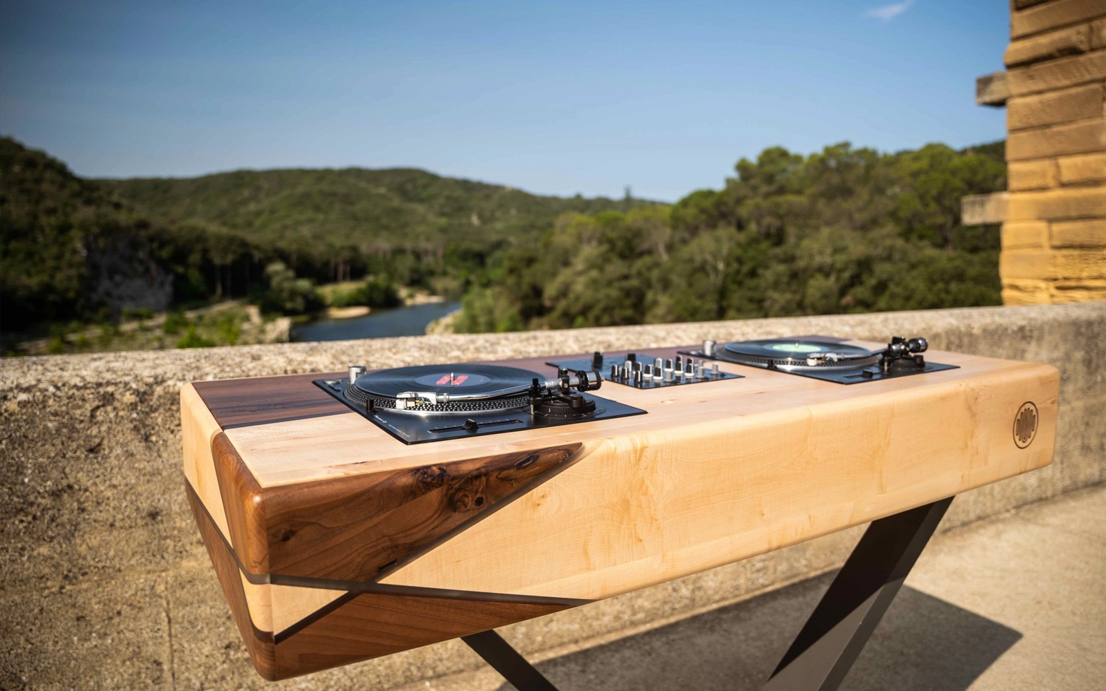 Meuble DJ sur mesure en bois avec platines