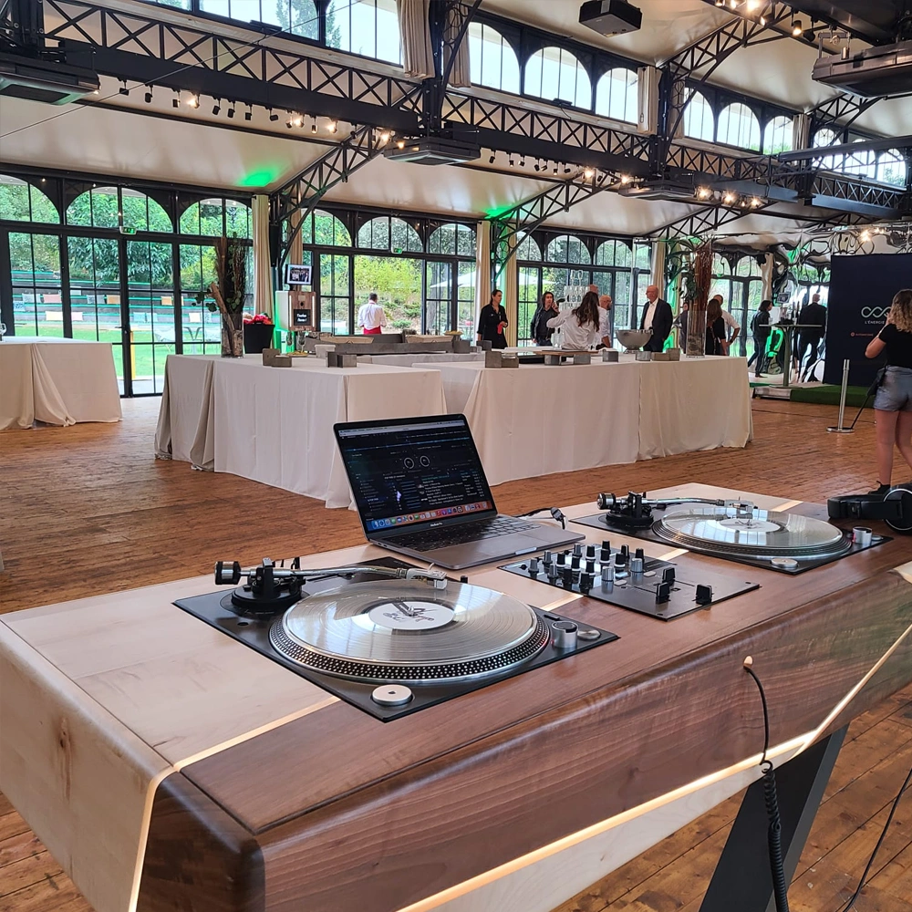 Meuble DJ dans une salle de réception