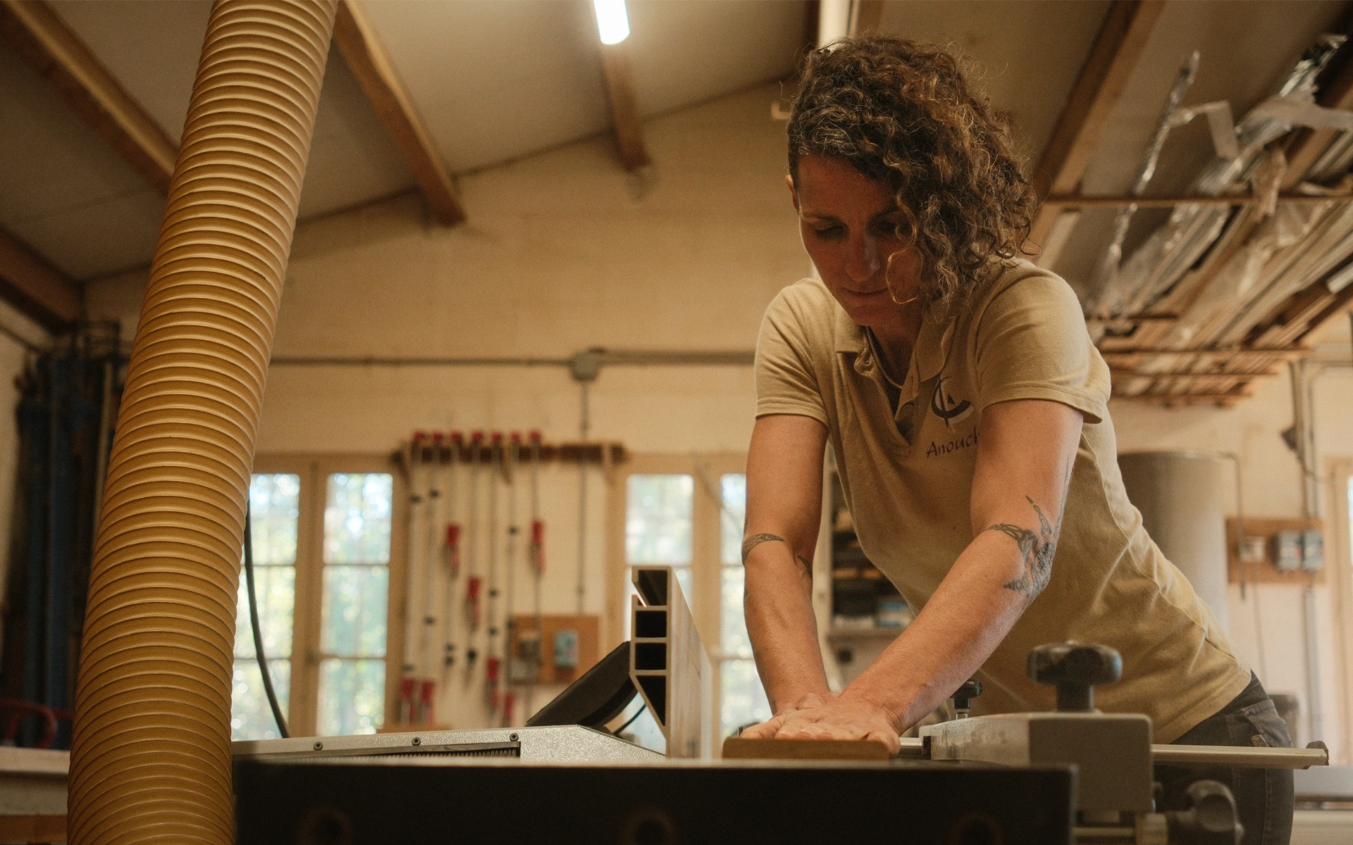Anouchka Monin en atelier, travail du bois chez Wenga Bois